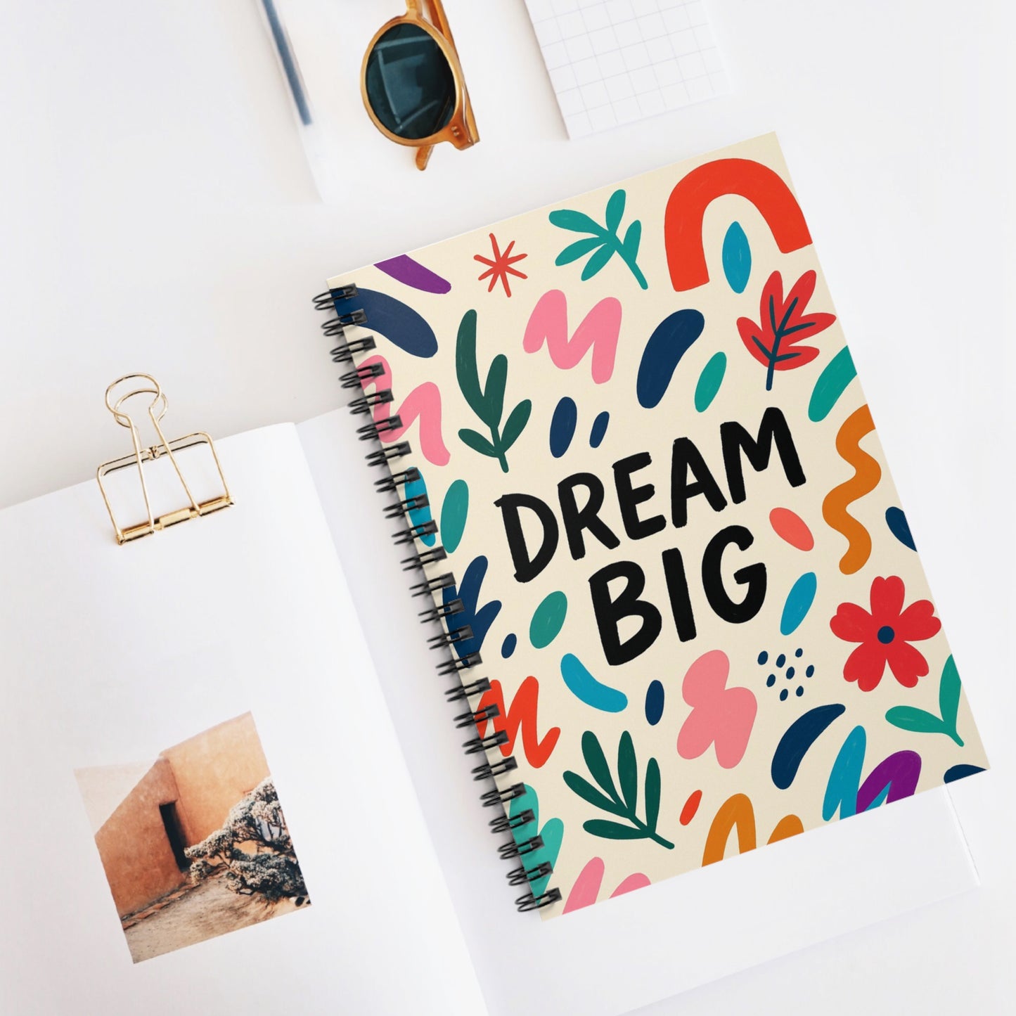 Cuaderno de Espiral "Sueña en Grande" – Diario Colorido para Creativos, Cuaderno de Escritura Inspirador, Regalo para Estudiantes, Planificador Artístico, [...]